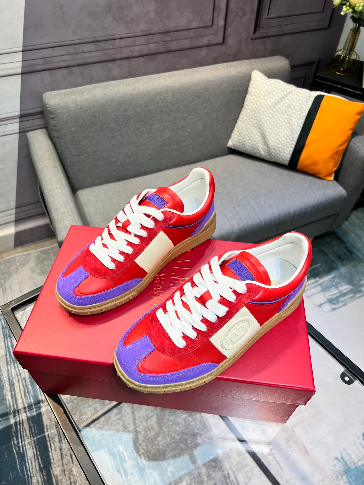 Men's shoes 💰620 👉🌹🌹VALENTINO counter synchronized new low-top casual sports shoes 👍Professional and high-end, perfect replica, first-class quality! 👍All made of original 1:1 materials, exclusive mold opening! 👍High mercerized cowhide fabric 👍TPU outsole, comfortable and wear-resistant, brand injection insole, 👍Full set of high-end counter packaging 👍All details are customized with 1:1 mold, striving for perfection! 👍Couple style female 35-41, male 38-46 (female 41, male 45 46 customized)